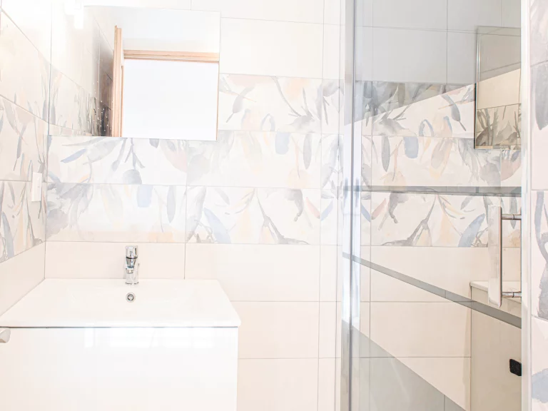 Salle de bain du gîte - Haute Provence, Vallée du Jarbon