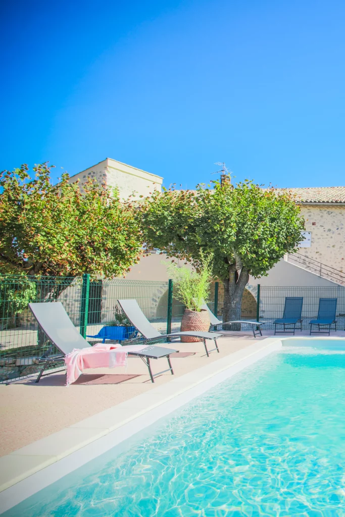 Piscine et gîte - Haute Provence, Vallée du Jarbon