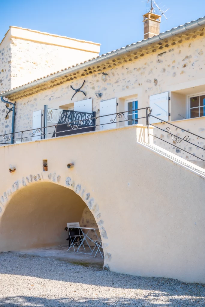 Entrée du gîte - Haute Provence, Vallée du Jarbon