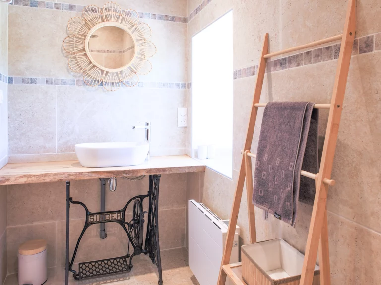 Salle de bain du gîte - Haute Provence, Vallée du Jarbon